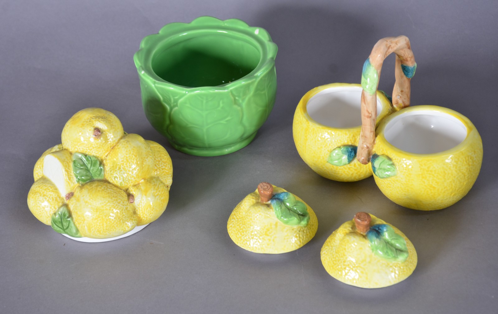 Cinco peças diversas de cerâmica, sendo: vaso branco vazado... - foto 7 de 11