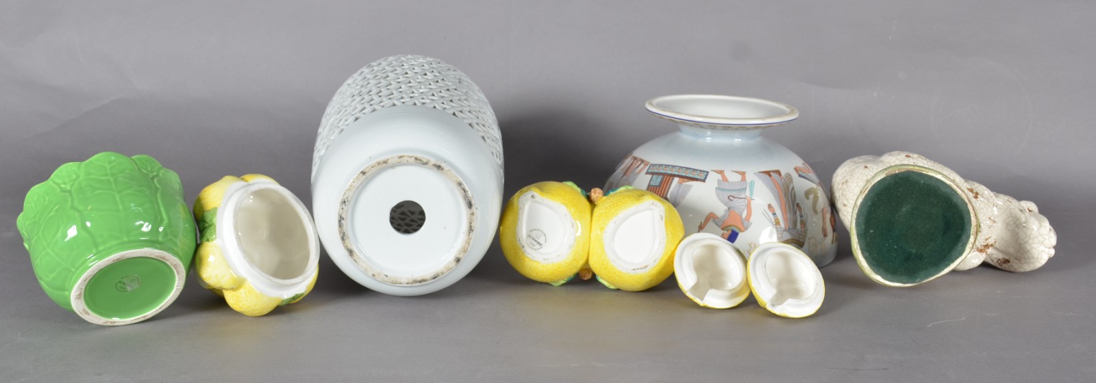 Cinco peças diversas de cerâmica, sendo: vaso branco vazado... - foto 8 de 11