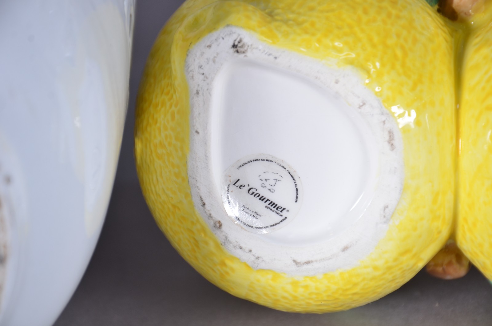 Cinco peças diversas de cerâmica, sendo: vaso branco vazado... - foto 9 de 11