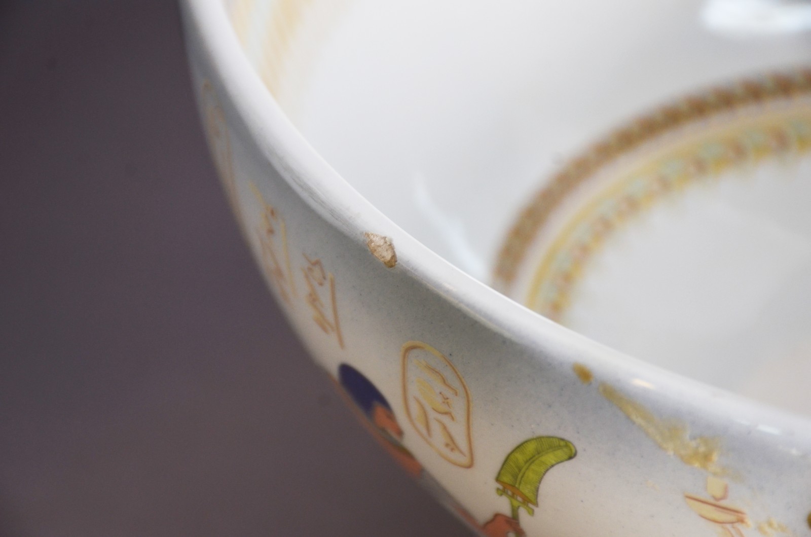 Cinco peças diversas de cerâmica, sendo: vaso branco vazado... - foto 11 de 11