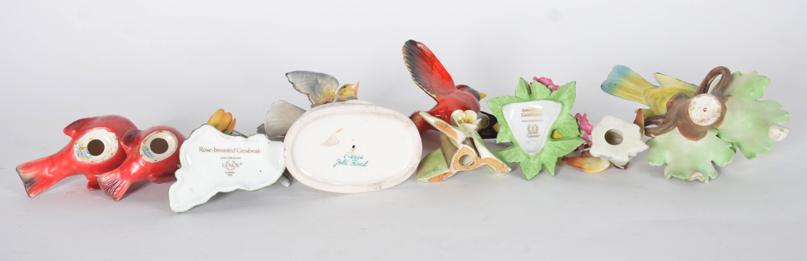 Oito pequenas esculturas de porcelana policromada representando... - foto 2 de 9