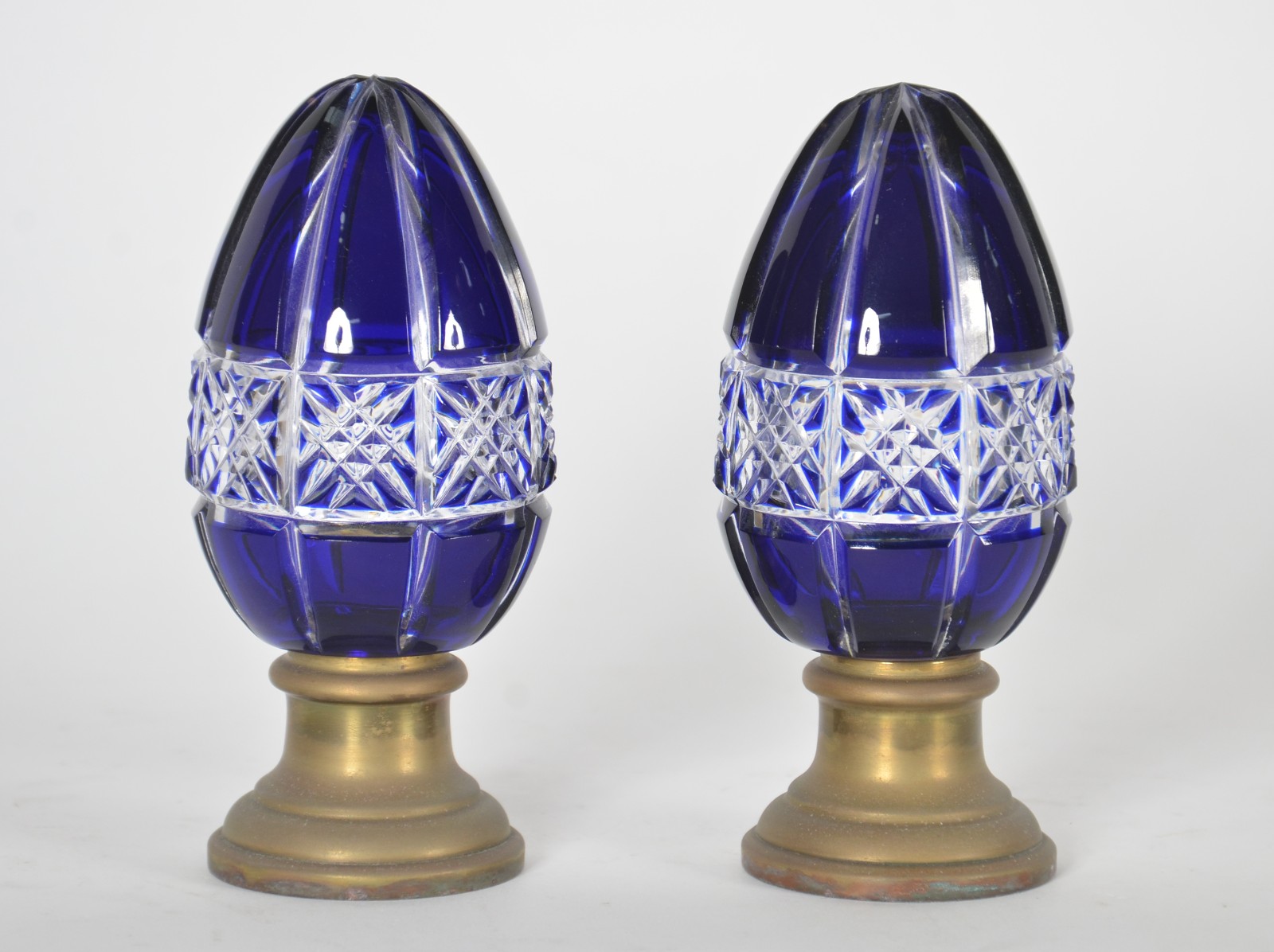 Par de pinhas de cristal doublé azul lapidadas, bases de metal... - foto 1 de 4