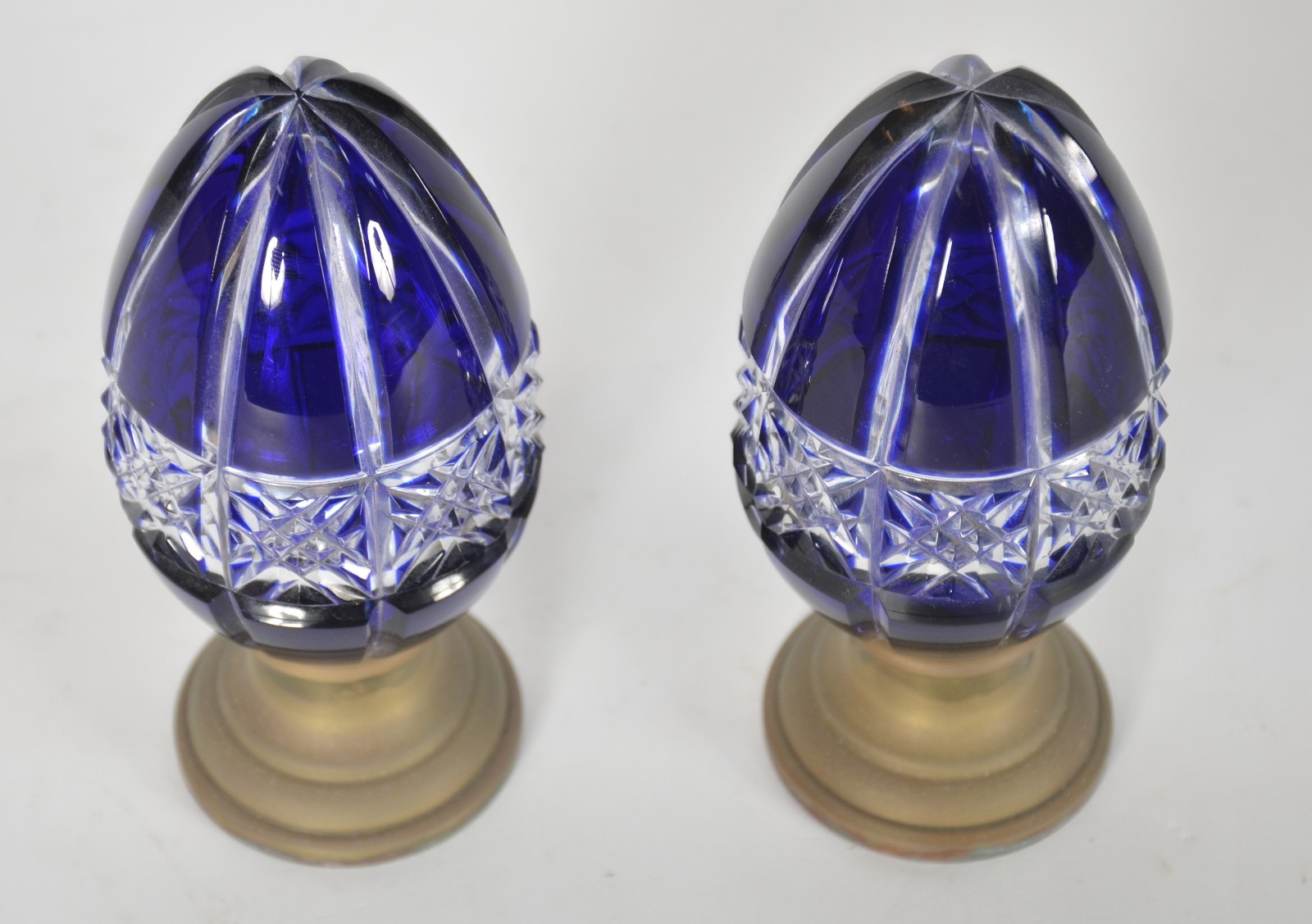 Par de pinhas de cristal doublé azul lapidadas, bases de metal... - foto 2 de 4