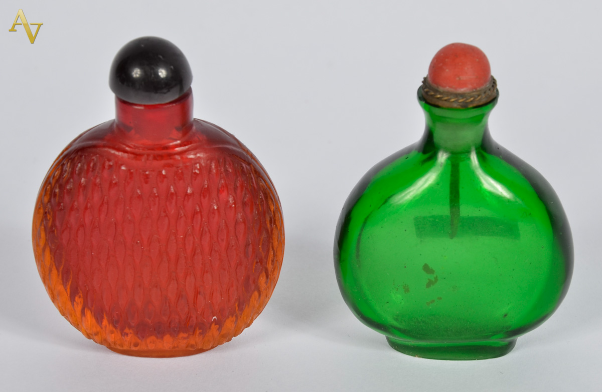 Dois Snuff bottles em cristal com trabalhado. Alt. 7 cm.