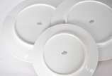 Serviço de jantar de porcelana Rosenthal borda ... - Serviço de jantar de porcelana Rosenthal borda bordeaux e guirlandas douradas composto de: 22 pratos rasos, 11 pratos de sobremesa e molheira.