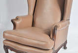 Bergere estofada e forrada de curvim na cor bege. - Bergere estofada e forrada de curvim na cor bege.