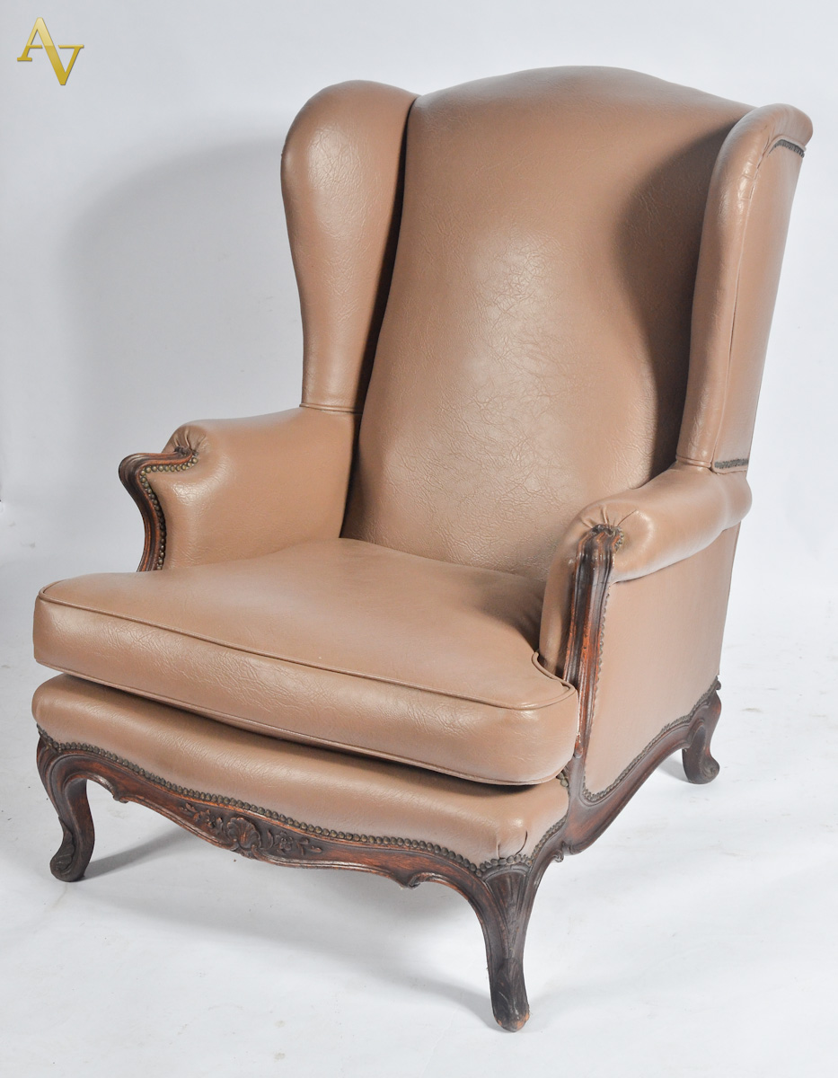 Bergere estofada e forrada de curvim na cor bege.