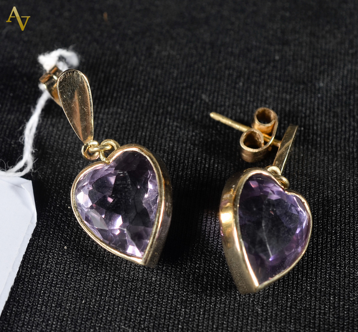 Brincos ouro 18 k com coracoes em ametista. Peso total. 7,6 gr.