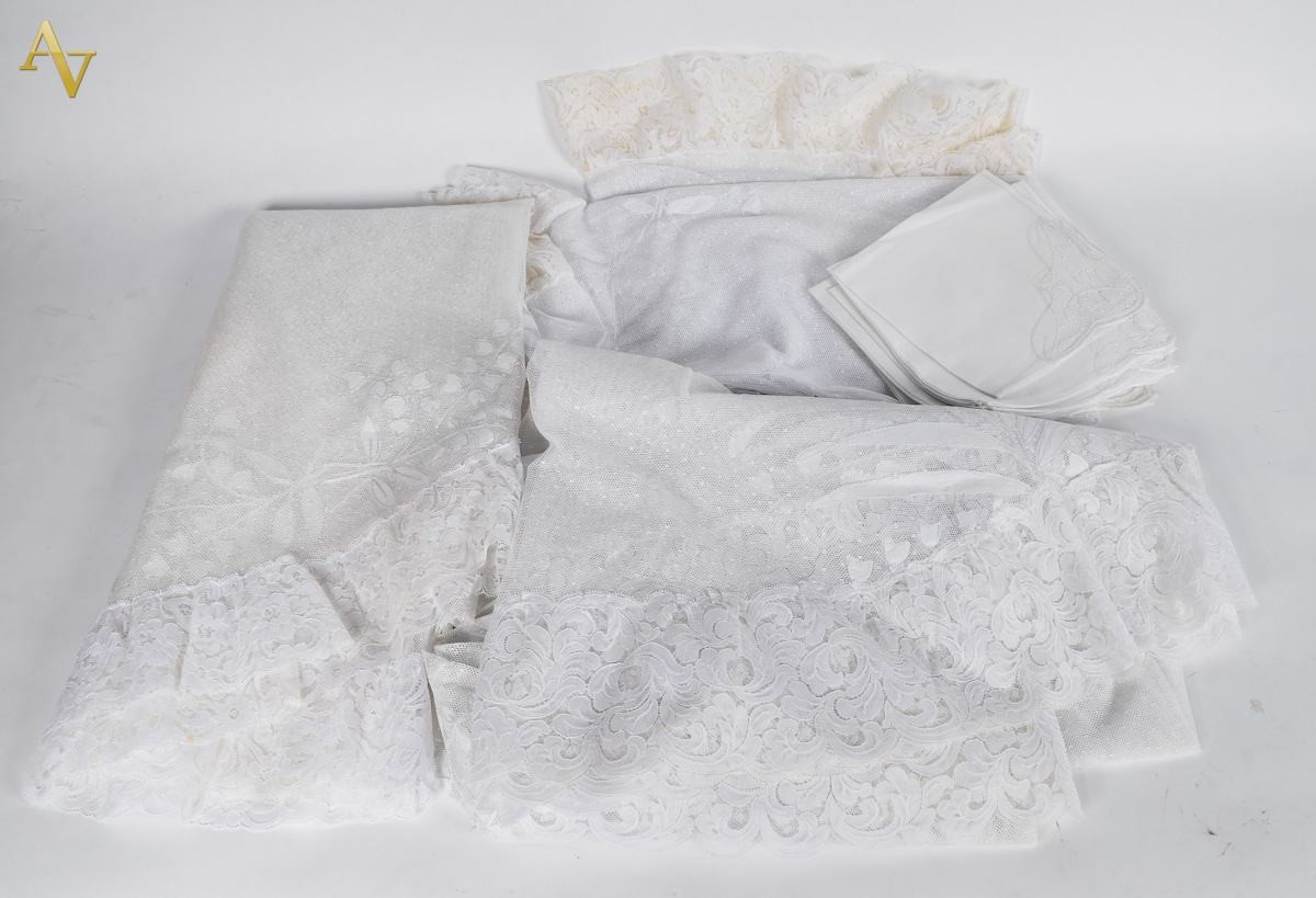 Três toalhas redondas de mesa de tule com renda, 16 guardanapos...