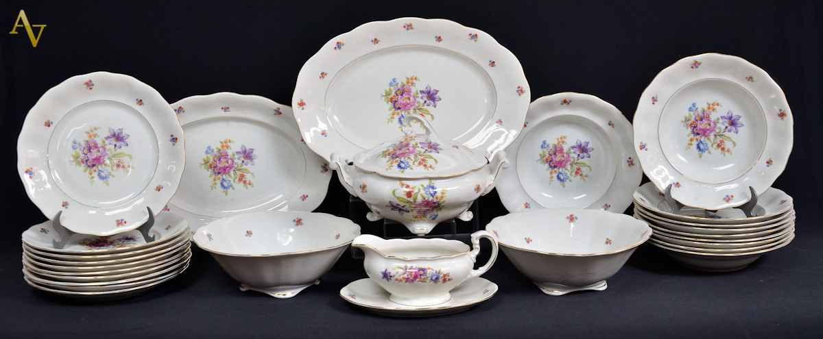 Parte de servico para jantar em porcelana polonesa com rica decoracao...