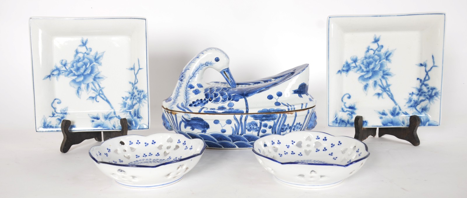 Cinco peças de porcelana azul e branca, sendo: terrina feitio pato; 2... - foto 1 de 10