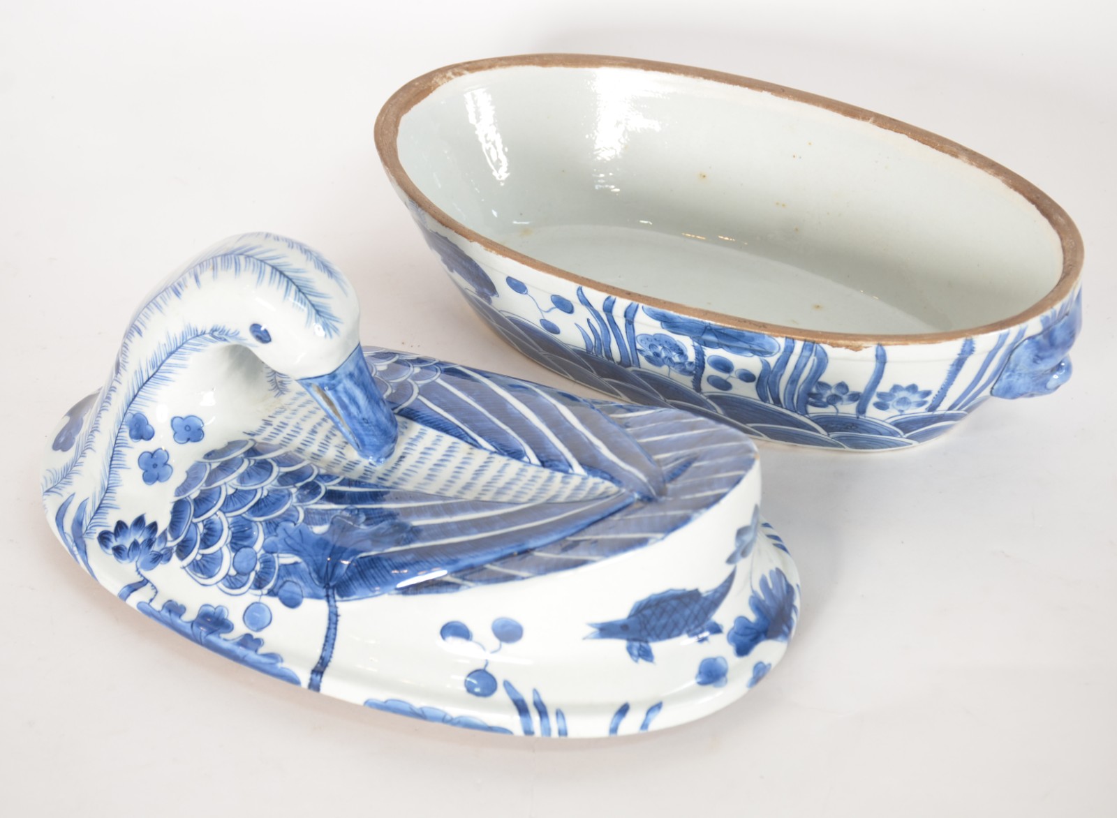 Cinco peças de porcelana azul e branca, sendo: terrina feitio pato; 2... - foto 3 de 10