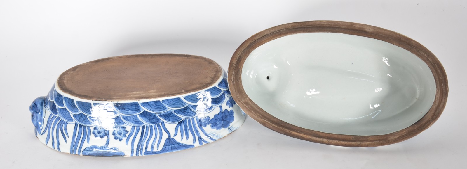 Cinco peças de porcelana azul e branca, sendo: terrina feitio pato; 2... - foto 4 de 10