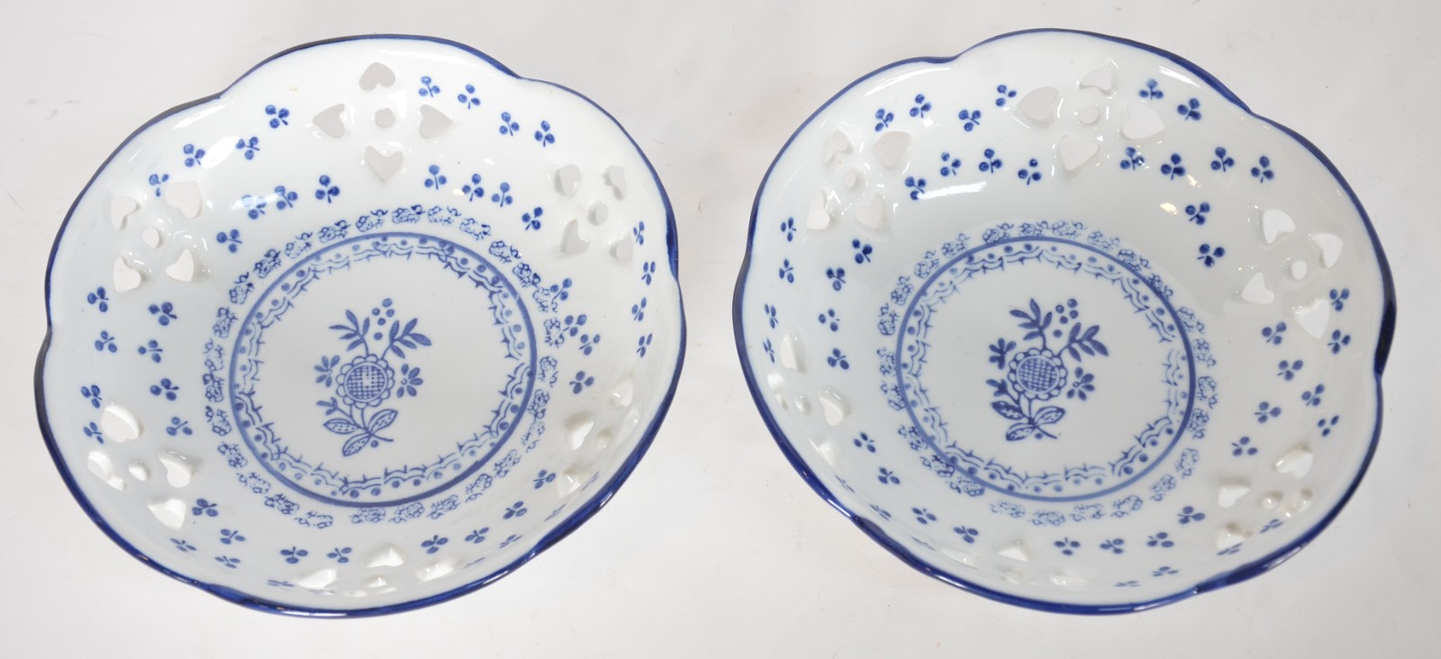 Cinco peças de porcelana azul e branca, sendo: terrina feitio pato; 2... - foto 5 de 10