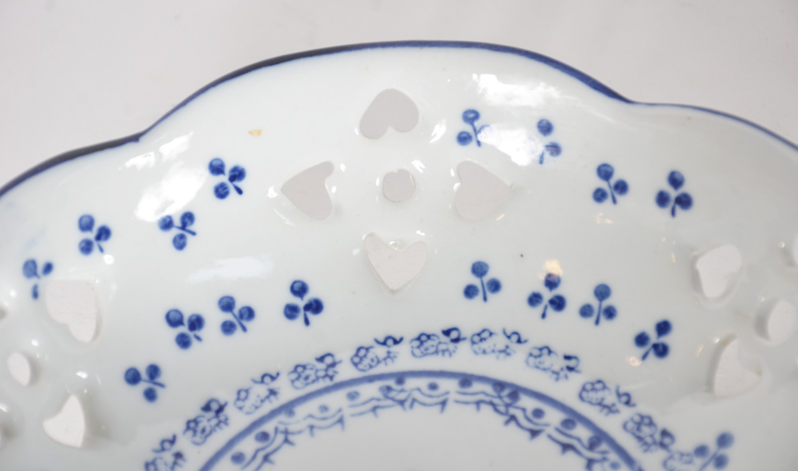 Cinco peças de porcelana azul e branca, sendo: terrina feitio pato; 2... - foto 6 de 10