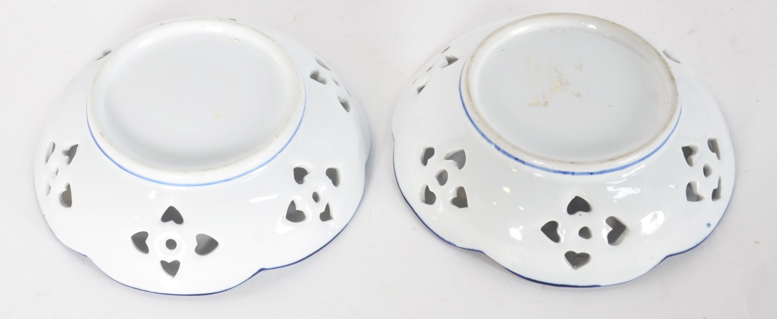 Cinco peças de porcelana azul e branca, sendo: terrina feitio pato; 2... - foto 7 de 10