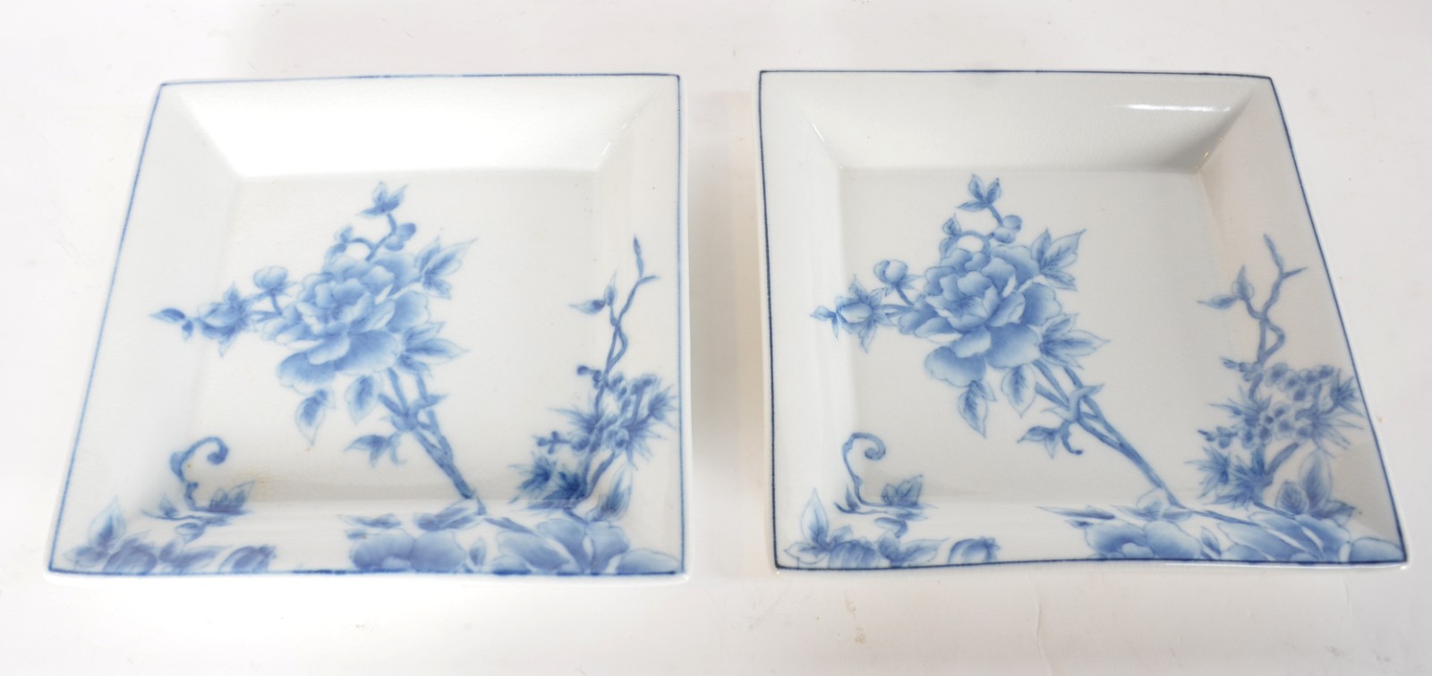 Cinco peças de porcelana azul e branca, sendo: terrina feitio pato; 2... - foto 9 de 10