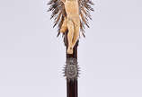 Crucifixo de madeira nobre com figura de Cristo... - Crucifixo de madeira nobre com figura de Cristo ricamente esculpida em marfim indo português, guarnições de prata, alt.total:  75 cm. (faltando ...