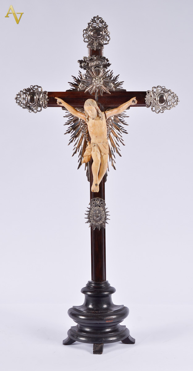 Crucifixo de madeira nobre com figura de Cristo ricamente esculpida...
