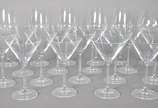 Conjunto de copos de cristal,composto de: 13 ta... - Conjunto de copos de cristal,composto de: 13 taças para dry martini, 5 para vinho tinto, 1 para vinho branco. Total: 19 peças.