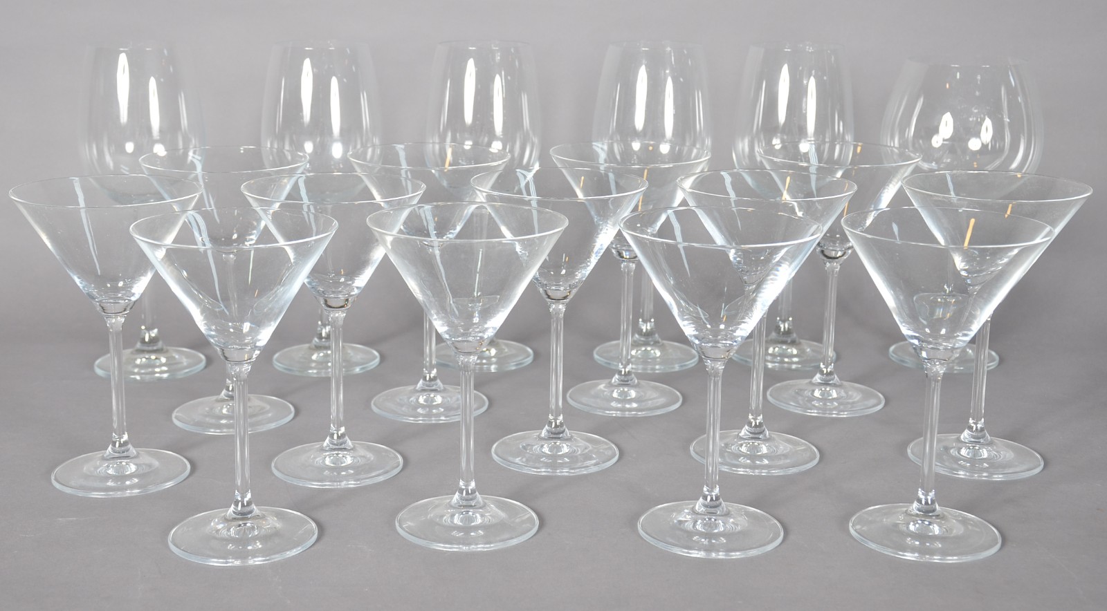 Conjunto de copos de cristal,composto de: 13 taças para dry martini... - foto 1 de 3