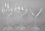 Conjunto de copos de cristal,composto de: 13 ta... - Conjunto de copos de cristal,composto de: 13 taças para dry martini, 5 para vinho tinto, 1 para vinho branco. Total: 19 peças.