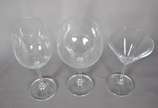 Conjunto de copos de cristal,composto de: 13 ta... - Conjunto de copos de cristal,composto de: 13 taças para dry martini, 5 para vinho tinto, 1 para vinho branco. Total: 19 peças.
