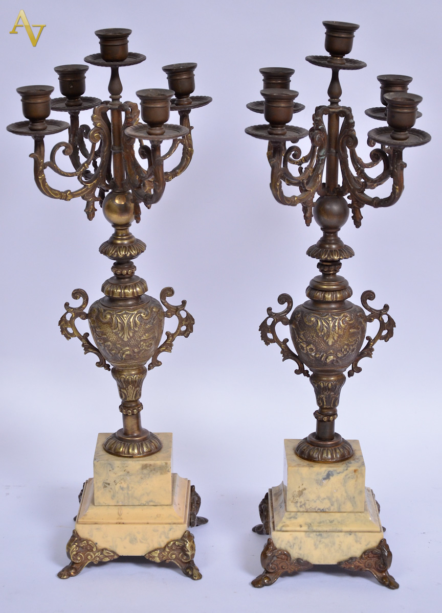 Par de candelabros para 5 luzes em bronze cinzelado e patinado...