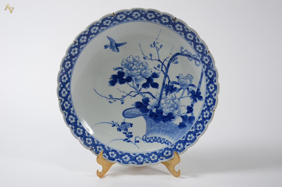 Medalhão oriental de porcelana azul e branca. Diâmetro 40 cm. - foto 1 de 2