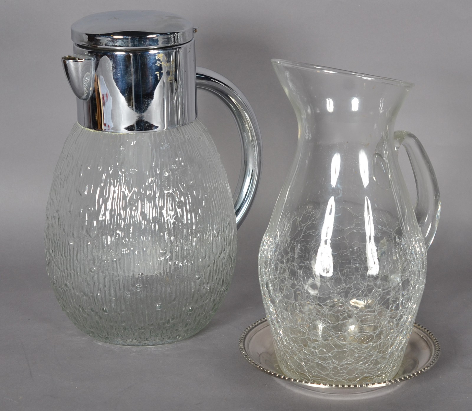 Duas jarras para água (uma com base de metal separado e outra com... - foto 1 de 8