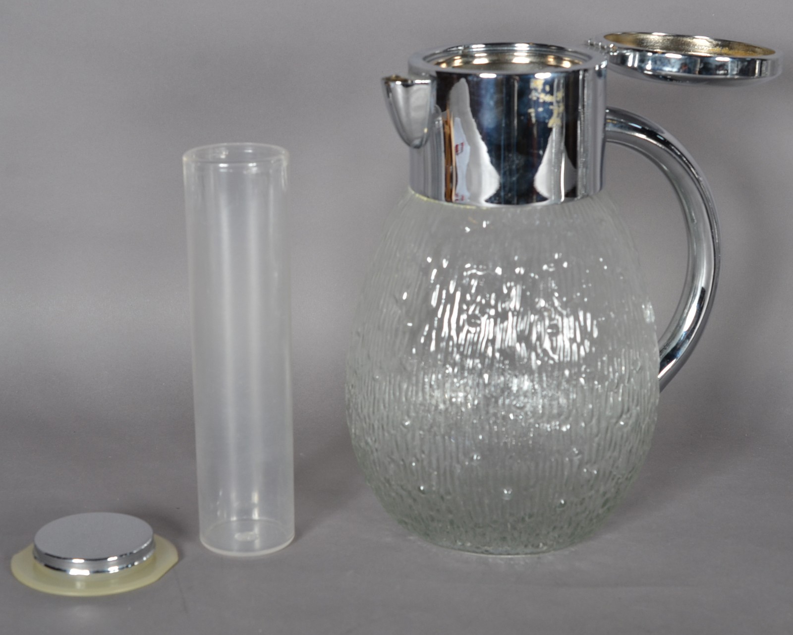 Duas jarras para água (uma com base de metal separado e outra com... - foto 2 de 8