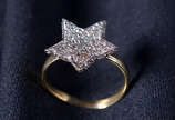 Anel de ouro com formato de estrela com brilhan... - Anel de ouro com formato de estrela com brilhantes - 2,7 g.