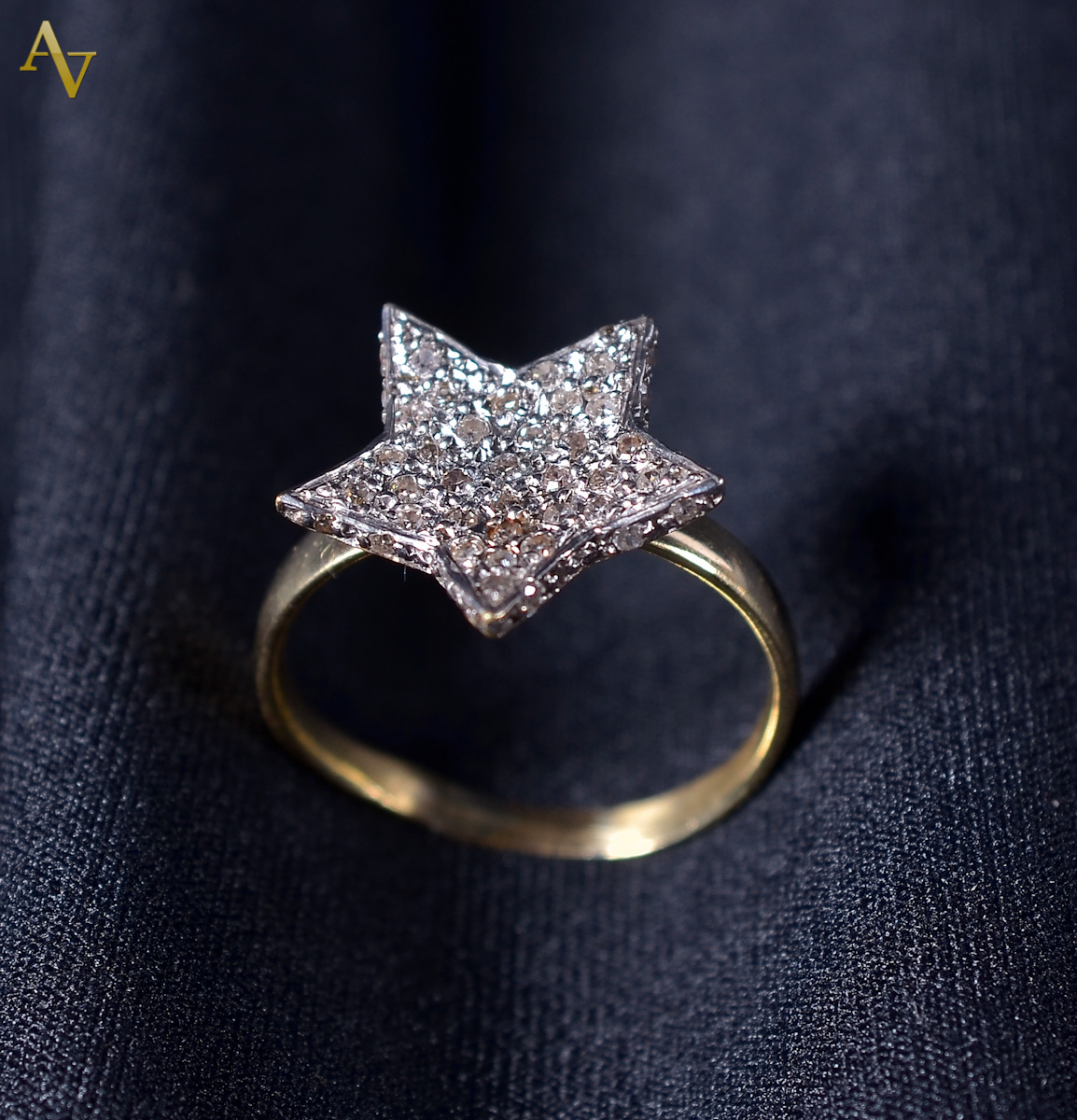 Anel de ouro com formato de estrela com brilhantes - 2,7 g.