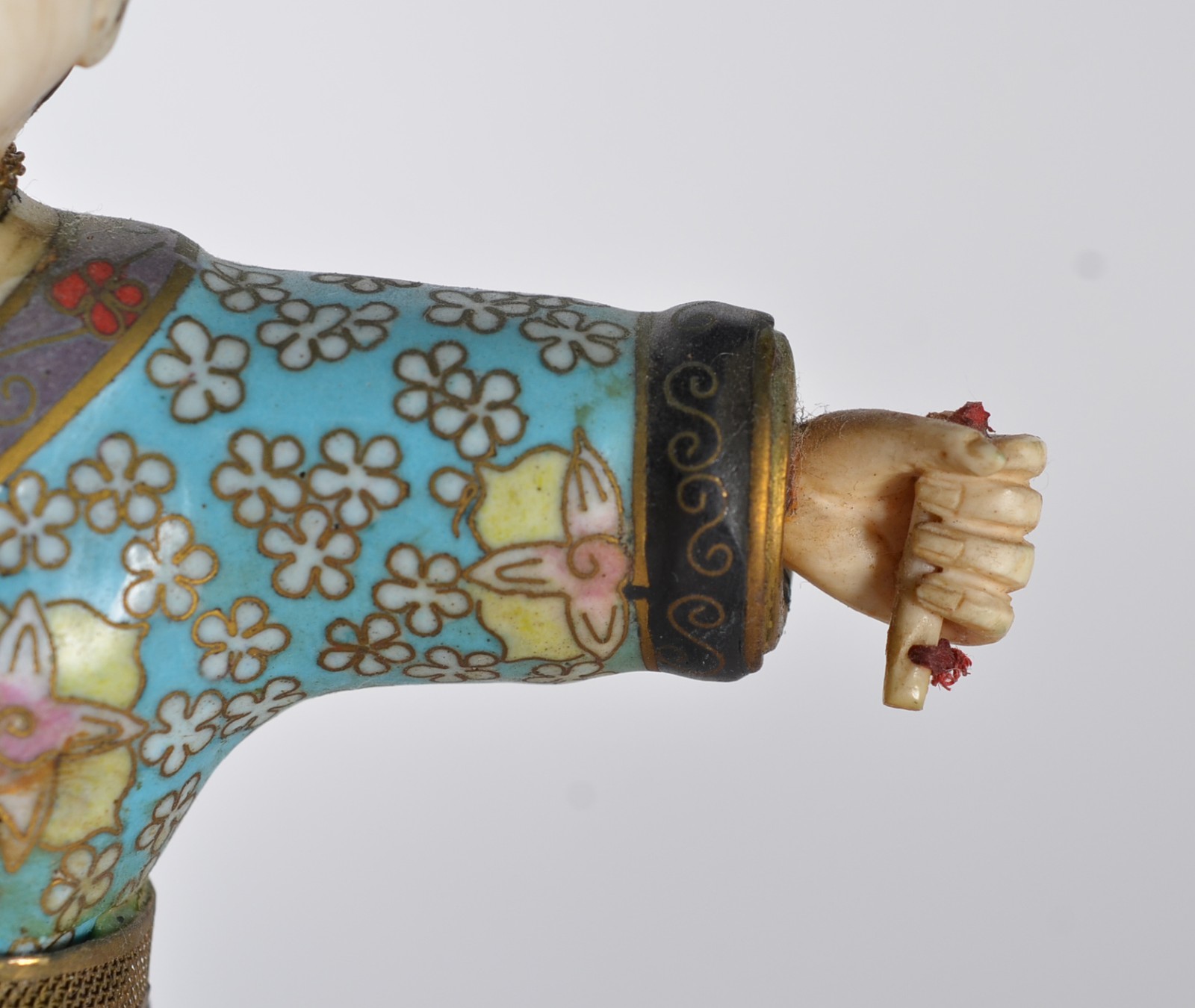 Escultura chinesa de cloisoné e marfim representando figura de ancião... - foto 8 de 9
