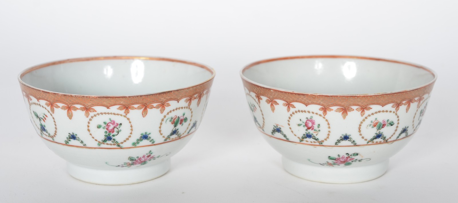 Dois pequenos e antigos bowls de porcelana oriental decorados com... - foto 1 de 5