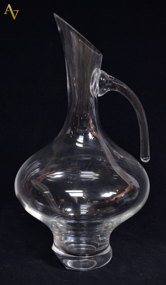 Decanteur com alça para vinho.