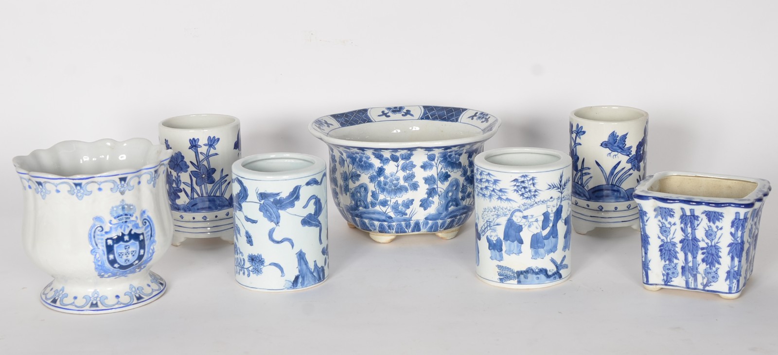 Diversas peças de porcelana oriental azul e branca, sendo: 3... - foto 1 de 11
