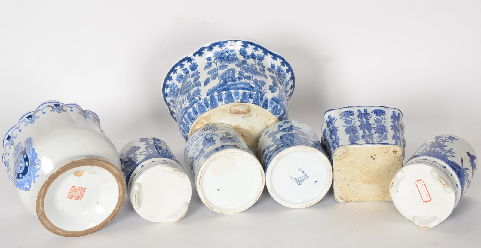 Diversas peças de porcelana oriental azul e branca, sendo: 3... - foto 7 de 11