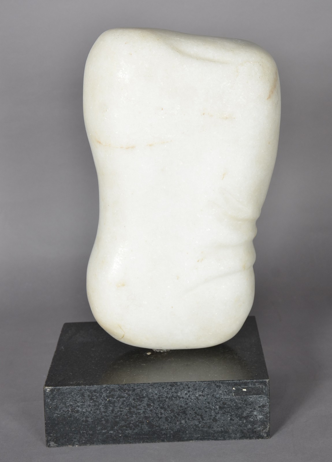 Escultura de mármore branco, base de mámore preto. - foto 4 de 5