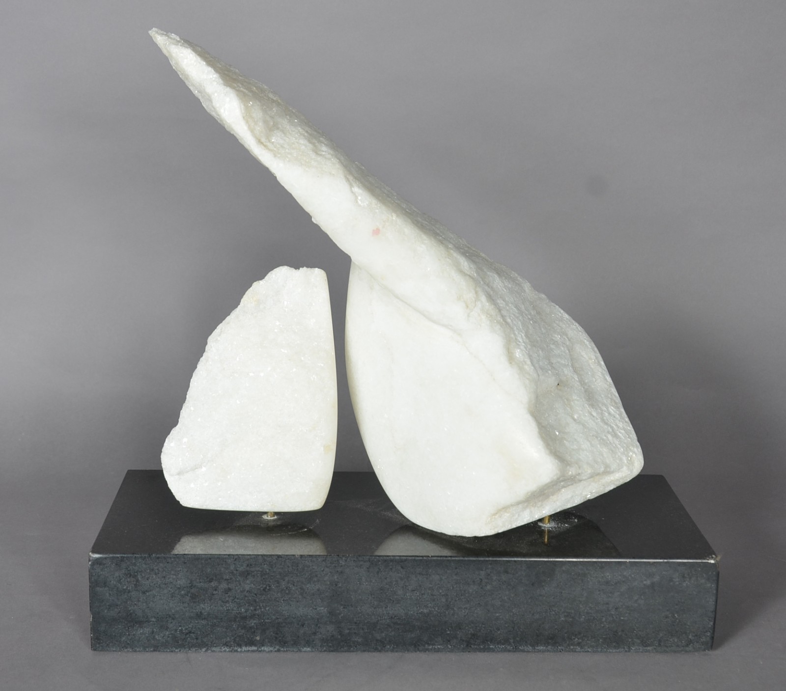 Escultura de mármore branco com tampo de mármore negro. - foto 1 de 5