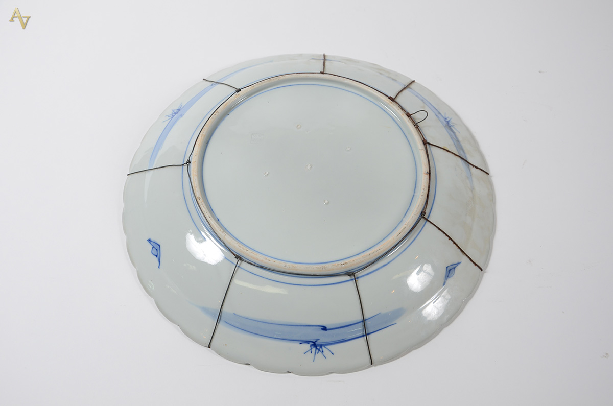 Medalhão oriental de porcelana azul e branca. Diâmetro 40 cm. - foto 2 de 2