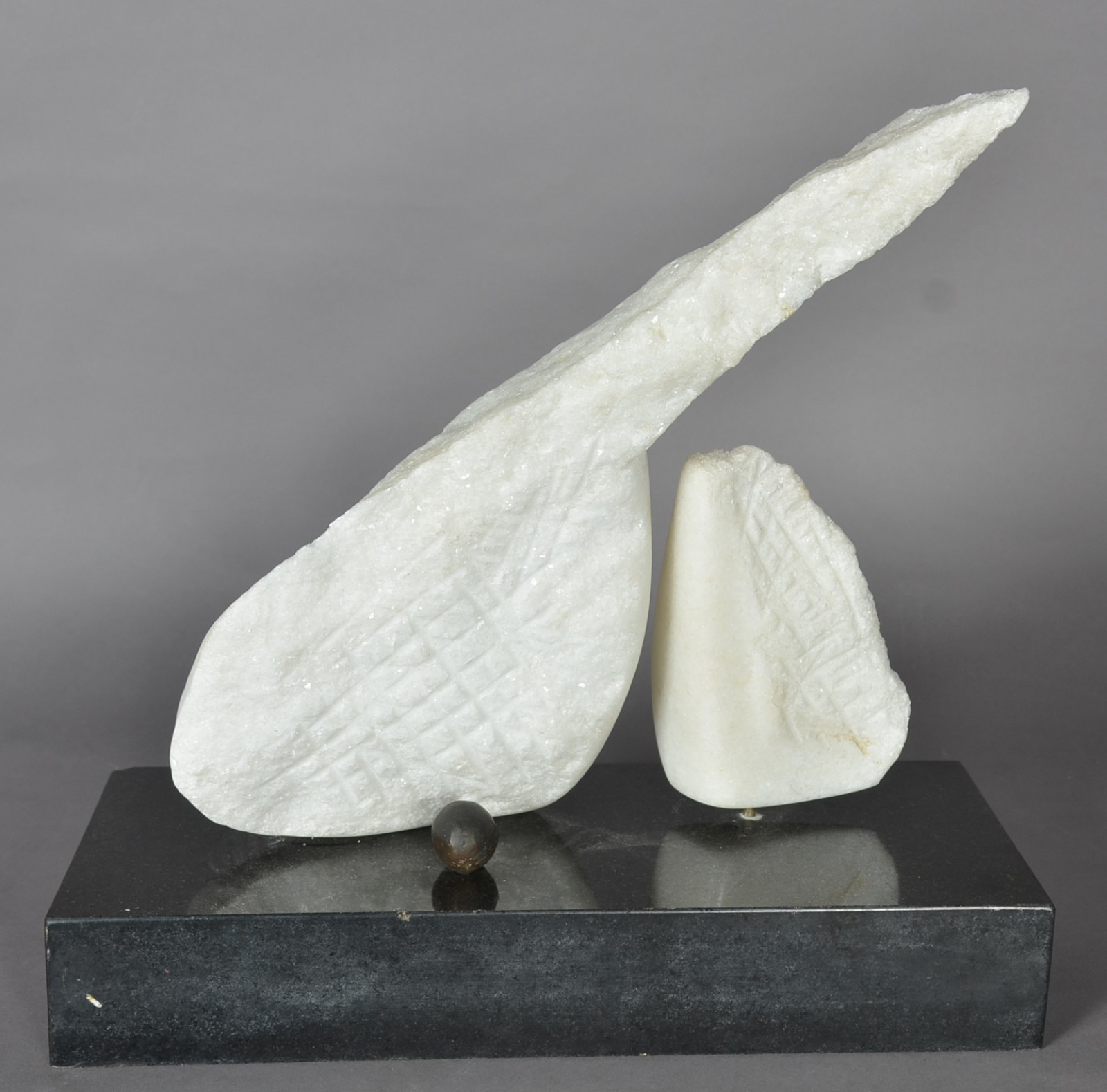 Escultura de mármore branco com tampo de mármore negro. - foto 4 de 5