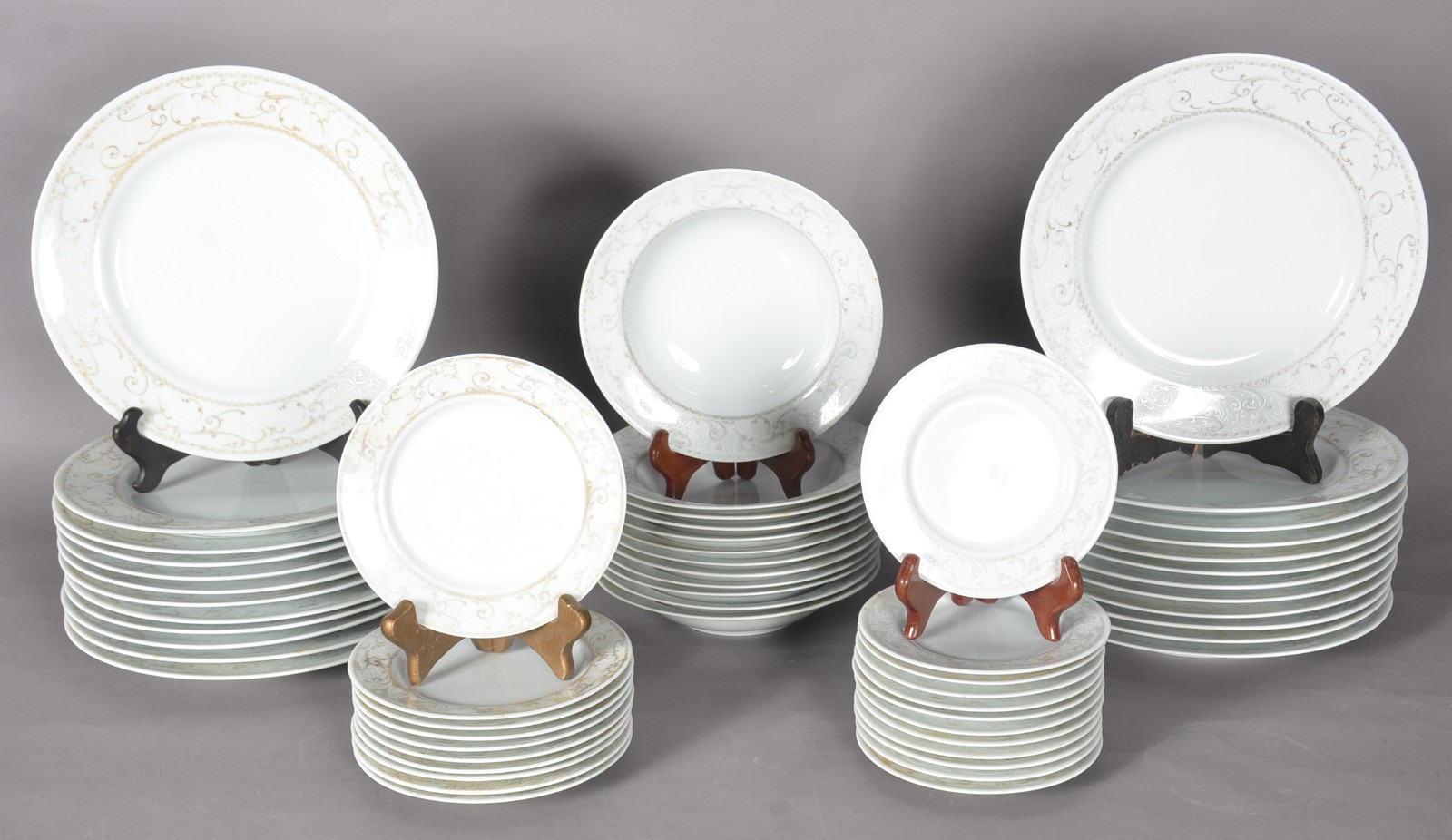 Aparelho de jantar Roner branco composto de: 24 pratos rasos. 10... - foto 2 de 5