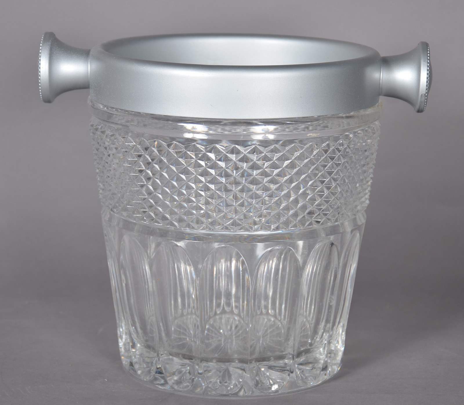 Wine cooler de cristal lapidado em facetas e bico de jaca com borda... - foto 1 de 9
