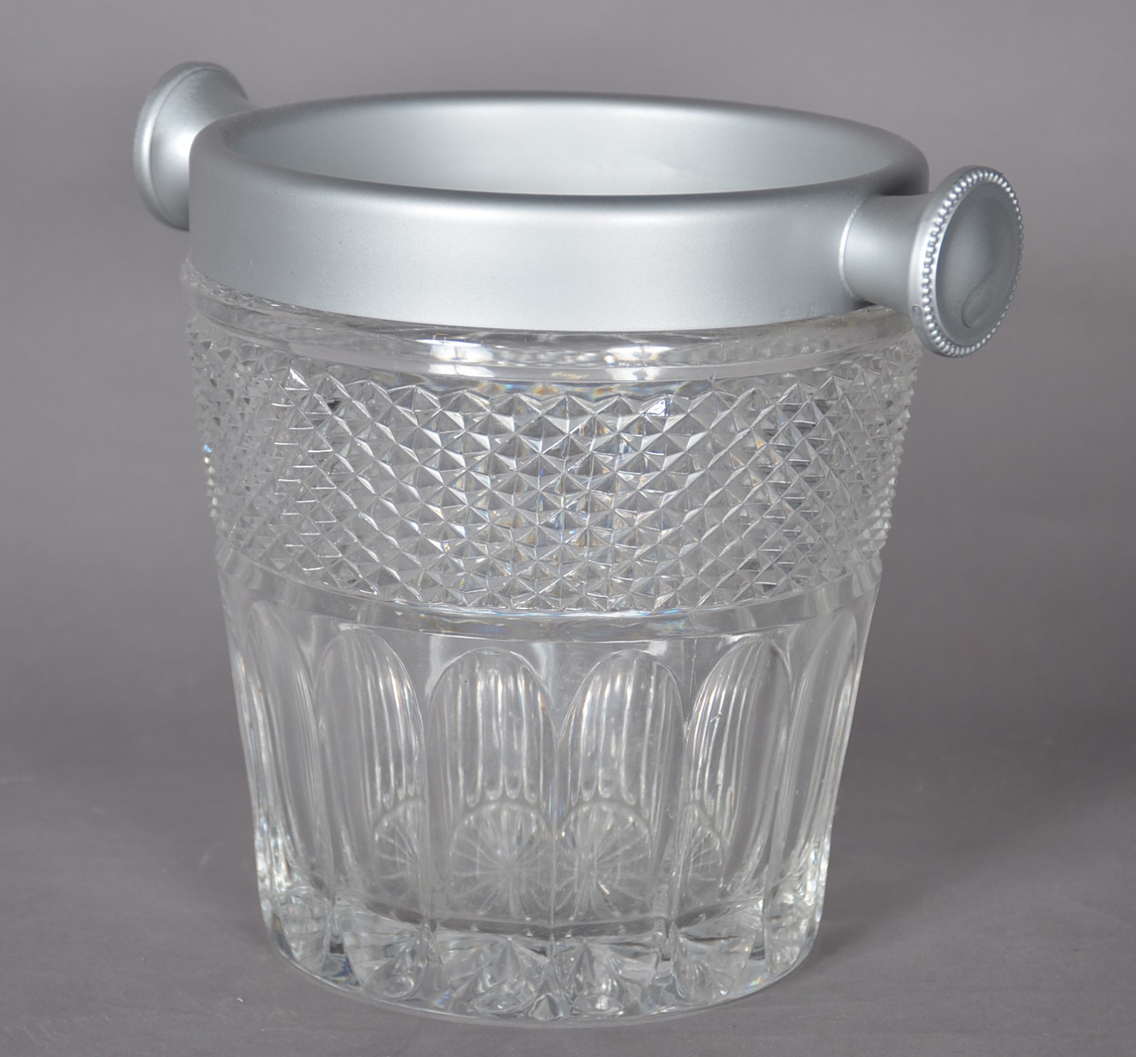 Wine cooler de cristal lapidado em facetas e bico de jaca com borda... - foto 2 de 9