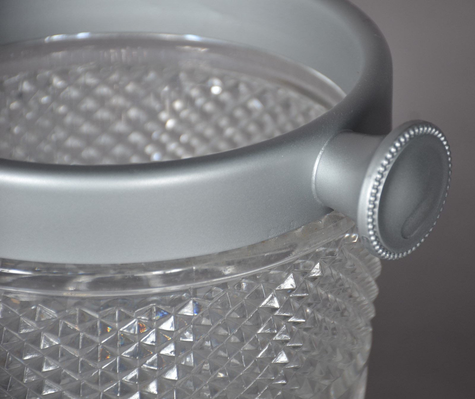 Wine cooler de cristal lapidado em facetas e bico de jaca com borda... - foto 3 de 9