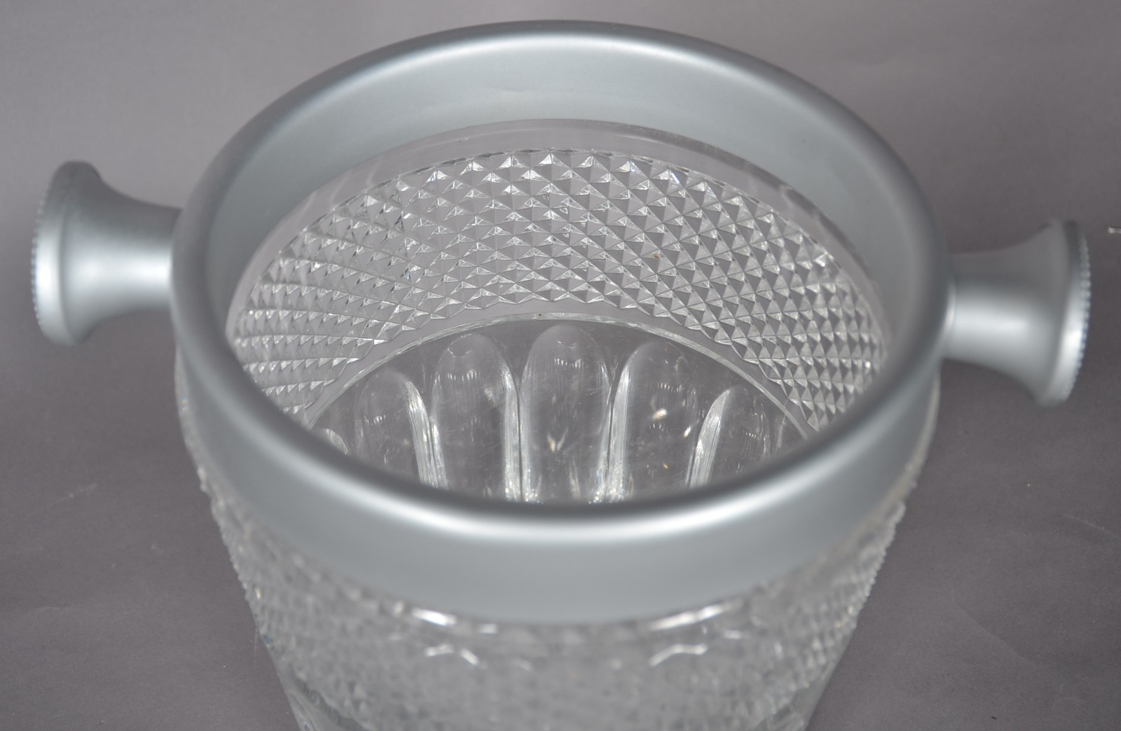 Wine cooler de cristal lapidado em facetas e bico de jaca com borda... - foto 4 de 9