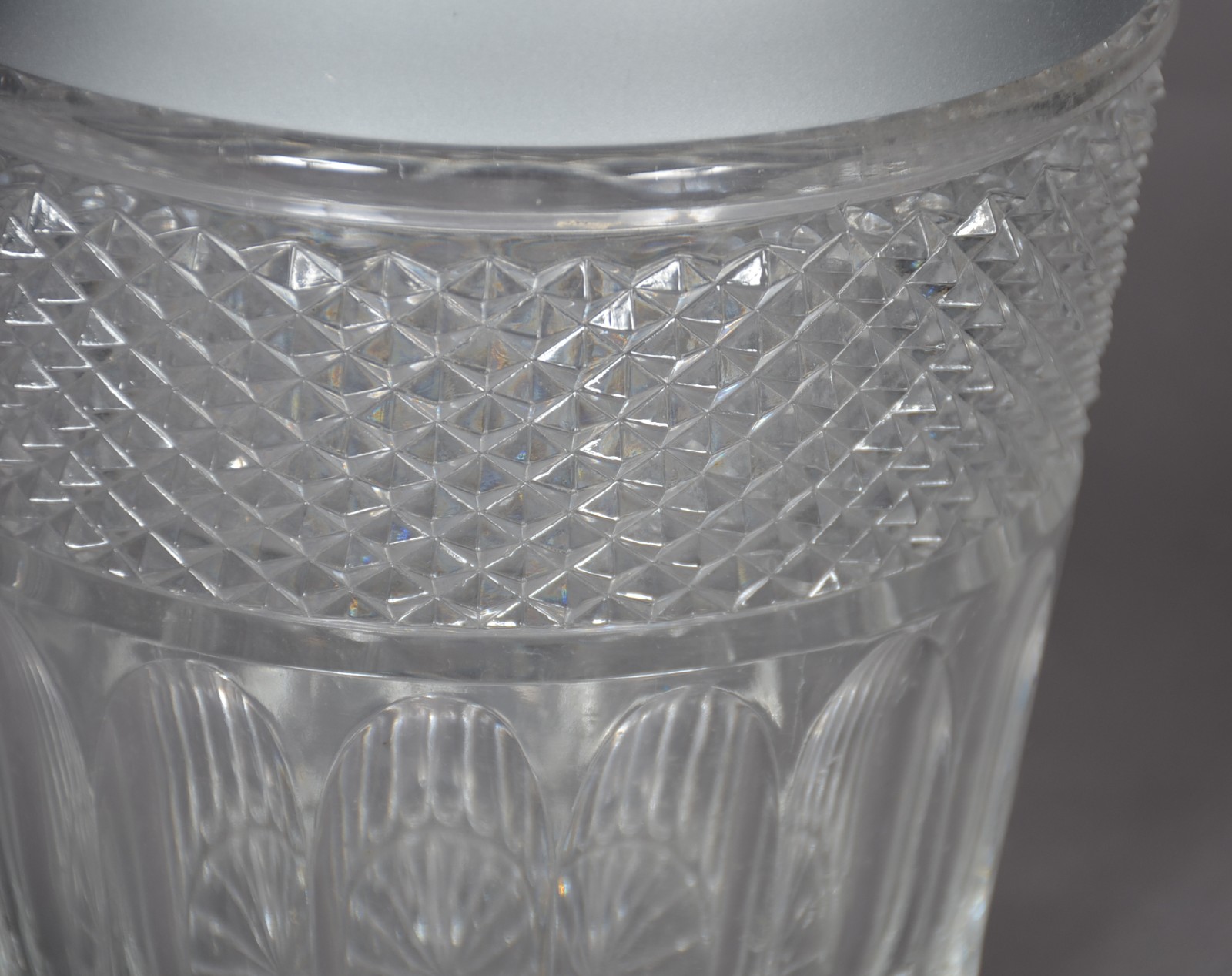 Wine cooler de cristal lapidado em facetas e bico de jaca com borda... - foto 5 de 9
