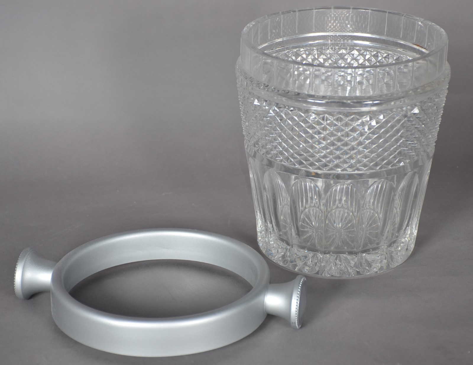 Wine cooler de cristal lapidado em facetas e bico de jaca com borda... - foto 6 de 9