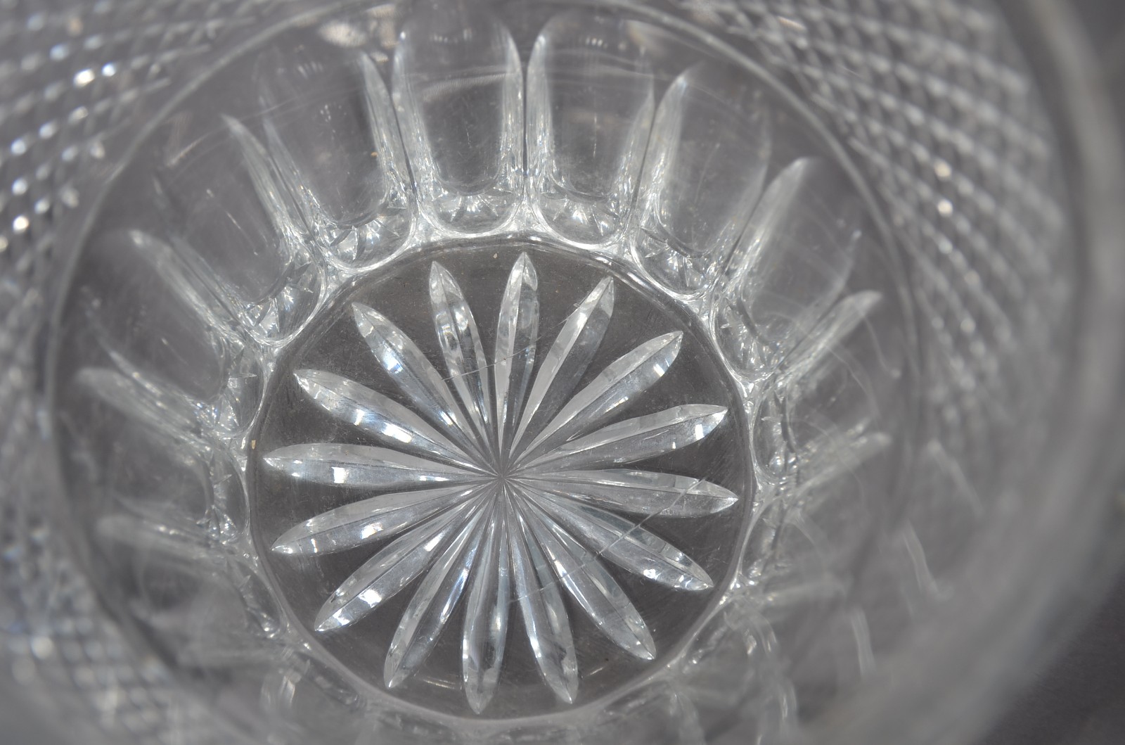 Wine cooler de cristal lapidado em facetas e bico de jaca com borda... - foto 7 de 9